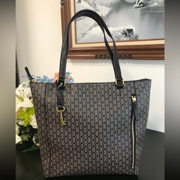 Fossil Shoulder bag/ Leather new with tag - Picture 1 of 9